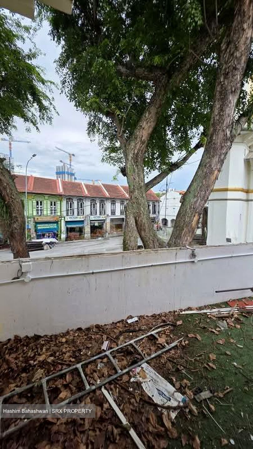 North Bridge Road (D7), Retail #583855381